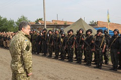 Порошенко отказался продлевать перемирие в Донбассе