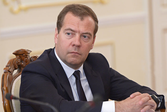 Медведев запретил госзакупки автомобилей иностранного производства