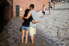 Вода из прорвавшегося водопровода затопила университет в Лос-Анджелесе