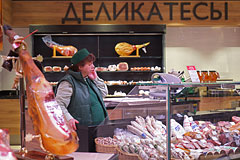 Медведев огласил список запрещенных к ввозу продуктов