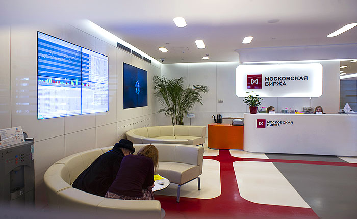 Индексы ММВБ и РТС выросли почти на 2% за первую минуту торгов