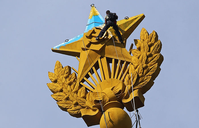 Украинский флаг над высоткой в Москве потянул на уголовное дело