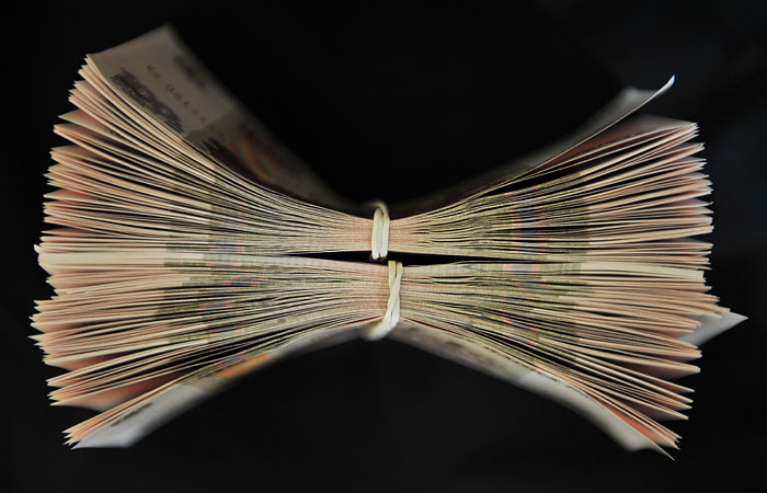 Средняя зарплата федеральных чиновников выросла почти на 33%