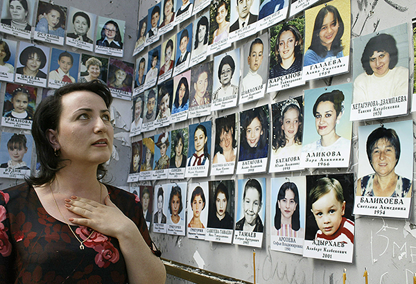2005 год, фотографии жертв теракта на стене спортивного зала бывшей городской школы №1 в канун траурных мероприятий по случаю годовщины трагедии.