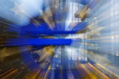 Средневзвешенный курс евро подскочил почти на 50 копеек