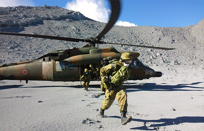 Спасательная операция у японского вулкана приостановлена