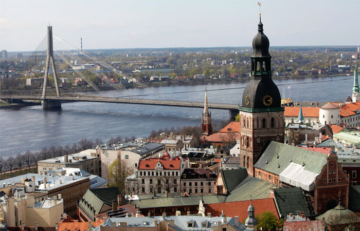 Сейм Латвии поддержал приостановку выдачи вида на жительство богатым россиянам