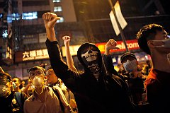 Демонстранты в Гонконге взяли под контроль часть оставленного накануне района