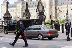 Открывший стрельбу у канадского парламента мужчина убит
