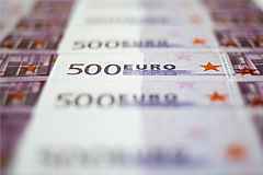 Евро впервые поднялся до 54 рублей