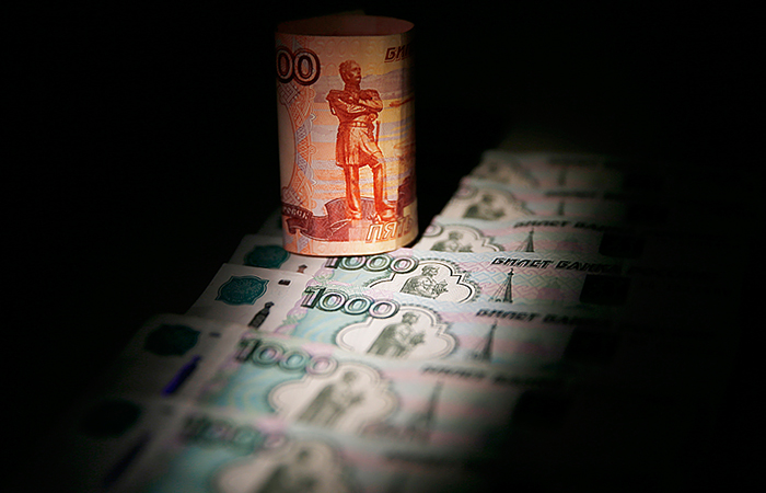 Рубль рухнул до новых минимумов