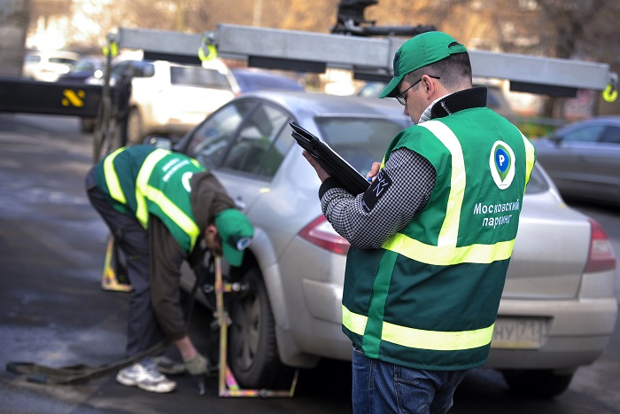 Депутаты предложили извещать автовладельцев об эвакуации машины по SMS