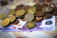 Евро взлетел до 57 рублей