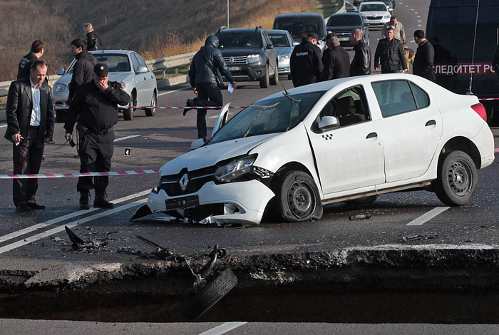Власти Крыма назвали теракт возможной причиной обвала дороги