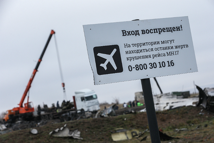 Первые обломки "Боинга" доставили на базу в Донецкой области