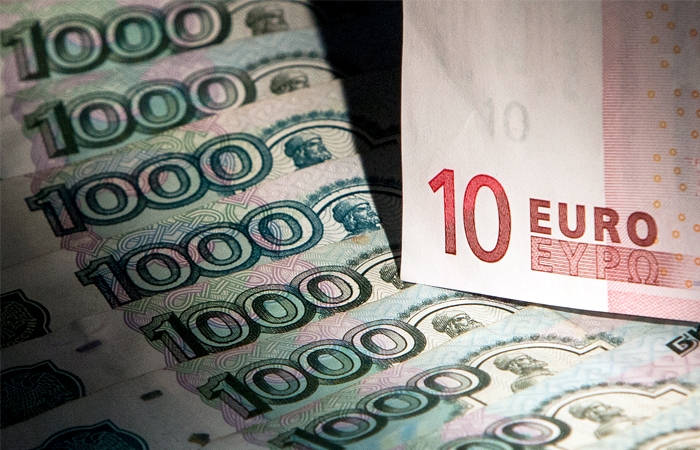 Рубль значительно вырос к доллару и евро