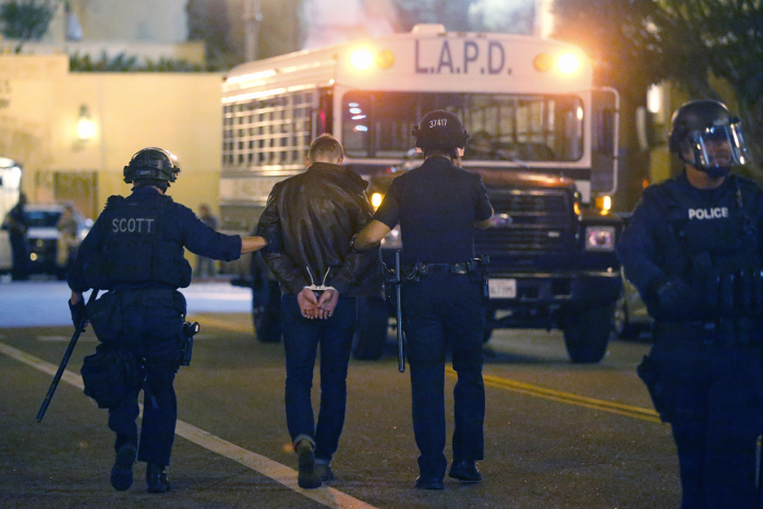 В Лос-Анджелесе арестованных демонстрантов отпустили в честь Дня благодарения