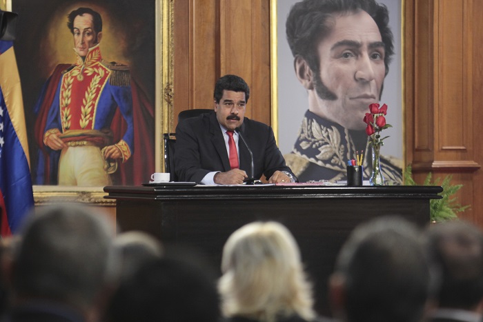 Президент Венесуэлы снизит себе и министрам зарплату из-за спада цен на нефть