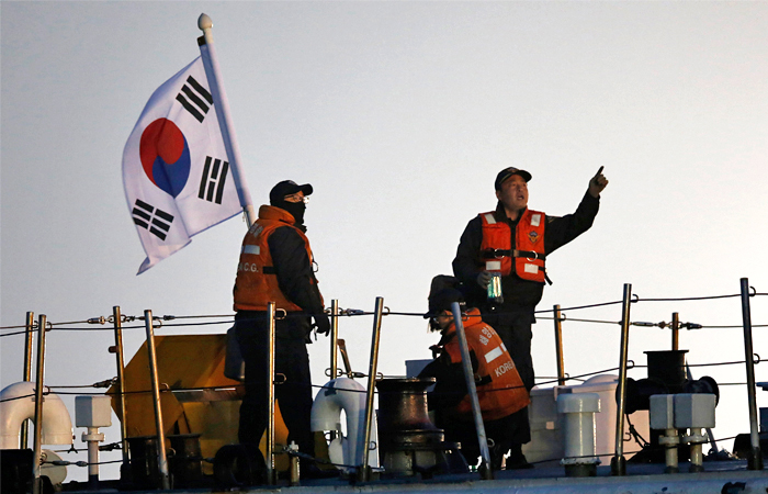 Более 50 рыбаков пропали после крушения южнокорейского траулера у берегов Чукотки