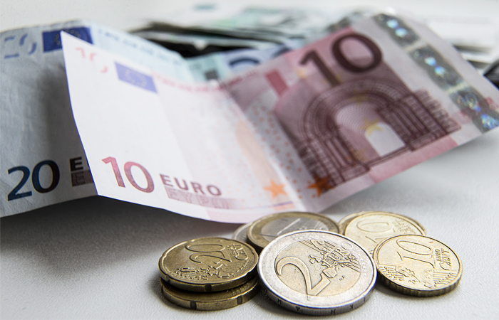 Официальный курс евро достиг 70,5 рубля