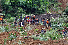 На месте оползня в Индонезии спасены 76 человек