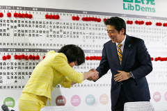 Правящая коалиция победила на парламентских выборах в Японии