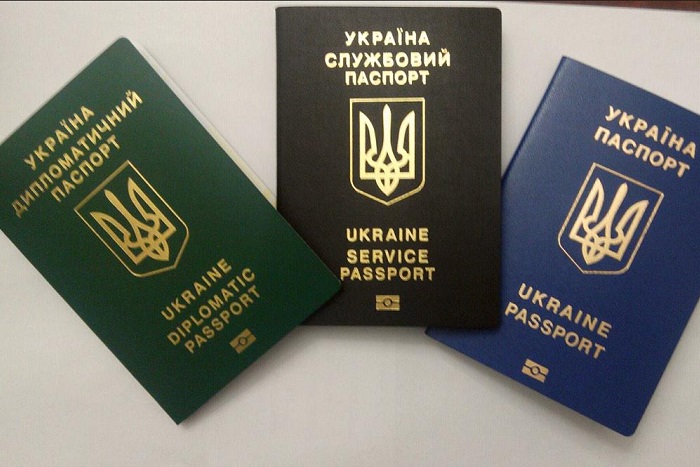 Глава МИД Украины показал новые биометрические паспорта
