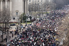Граждане США вышли на "Марш миллионов" в поддержку убитых афроамериканцев