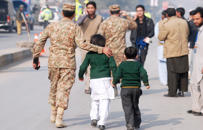 В результате атаки талибов на школу в Пакистане погибли более 80 детей