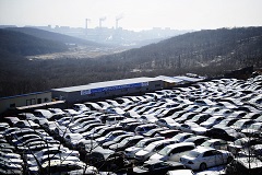 Обвал рубля частично парализовал продажи автомобилей в России