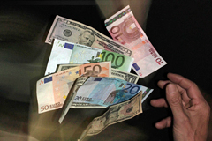 Минфин России приступил к продаже своих валютных остатков