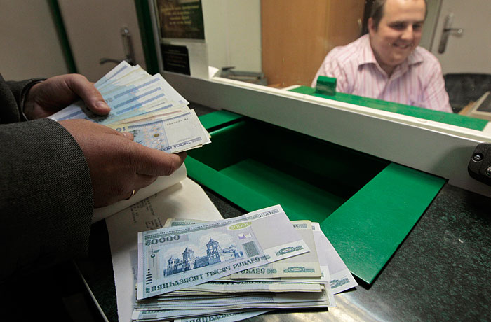 Белоруссия ввела 30%-ный сбор для покупателей валюты