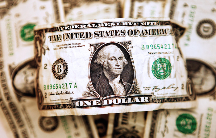 Доллар впервые с 11 декабря упал ниже 55 рублей