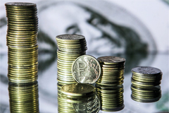 Доллар впервые с 4 декабря упал ниже 53 рублей