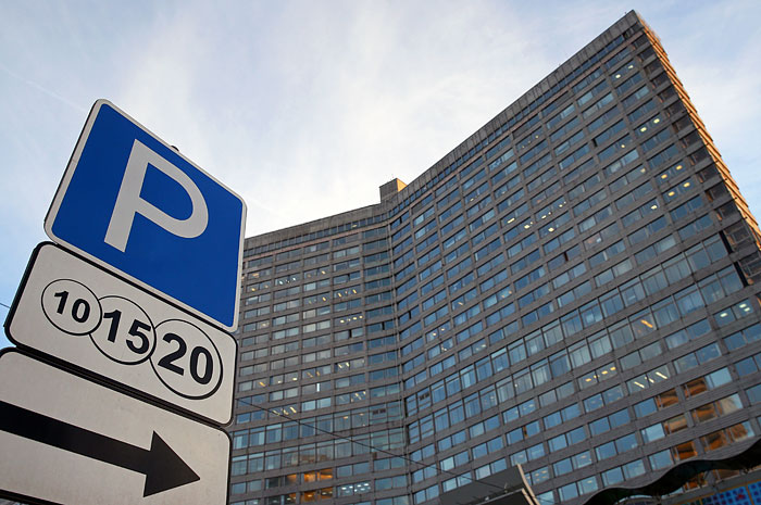 Собянин пообещал "точечное" расширение зоны платной парковки