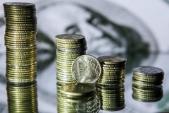 Улюкаев посоветовал россиянам не переводить зарплату в доллары