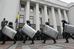 Киевская милиция не позволила митингующим прорваться к зданию парламента