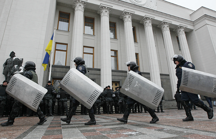Киевская милиция не позволила митингующим прорваться к зданию парламента