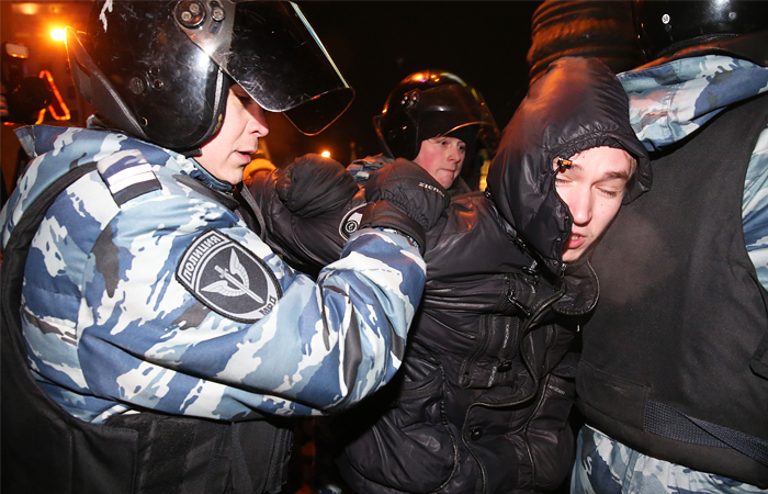 Московская полиция задержала около ста человек в районе Манежной площади
