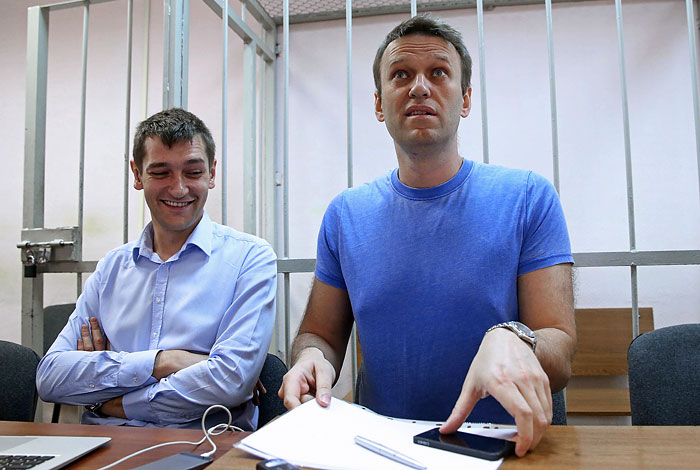 У суда перед оглашением приговора Навальным усилили меры безопасности