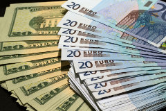 Доллар и евро существенно выросли при открытии 5 января