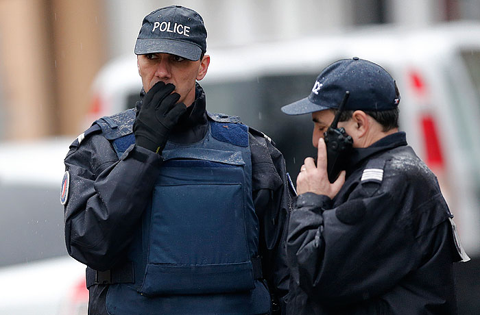 МВД Франции назвало имена подозреваемых в убийстве полицейского в Монруже