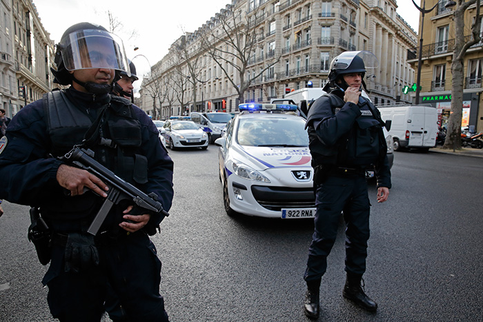 В магазине на окраине Парижа освободили 15 заложников