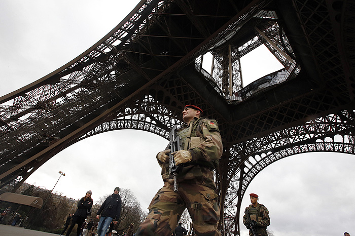 Повышенный уровень террористической угрозы будет действовать во Франции еще несколько недель
