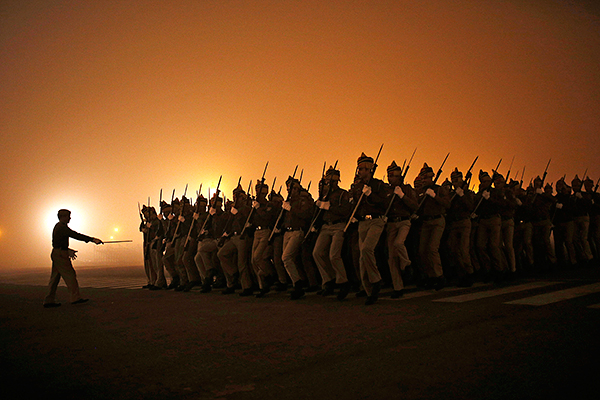 Индийские полицейские во время репетиции парада посвященного Дню Республики в Нью-Дели