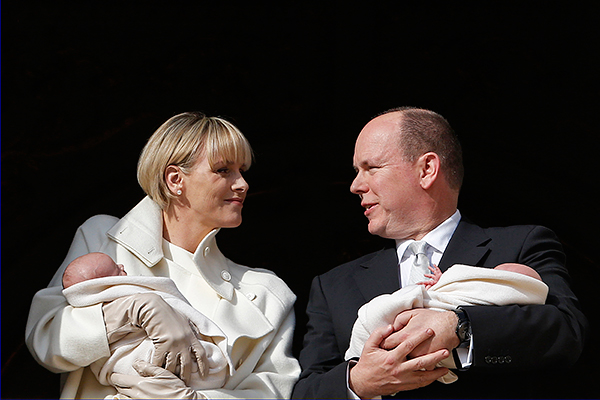 Князь Монако Альберт II и княгиня Шарлен со своими новорожденными двойняшками Жаком и Габриэллой во время церемонии торжественного официального представления наследников престола