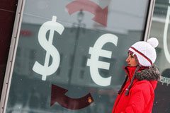 Треть россиян отказались следить за курсом доллара