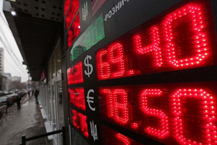 Доллар достиг 69 рублей на фоне геополитики и снижения цен на нефть