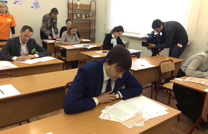 Глава Рособрнадзора присоединился к сдающим ЕГЭ журналистам