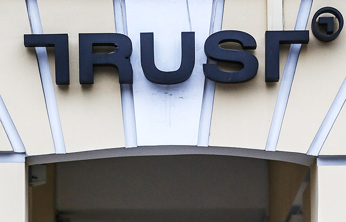 Банк "Траст" заблокировал расходные операции по кредитным картам